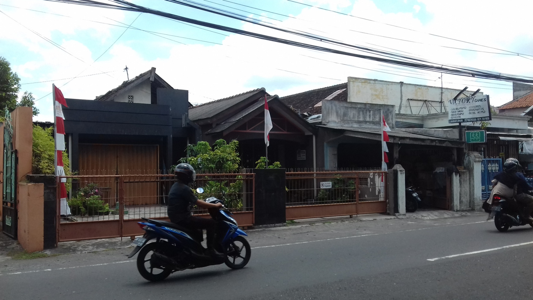 RUMAH  DEKAT J-WALK DAN KAMPUS ATMAJAYA JL BABARSARI