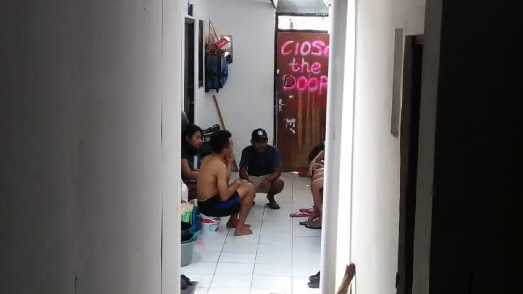 KOST 17 KAMAR, DI JL RONODIGDAYAN SELATAN STASIUN LEMPUYANGAN