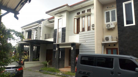 RUMAH 2 LANTAI DISEWAKAN DALAM PERUM JOGJA TOWN HOUSE 2