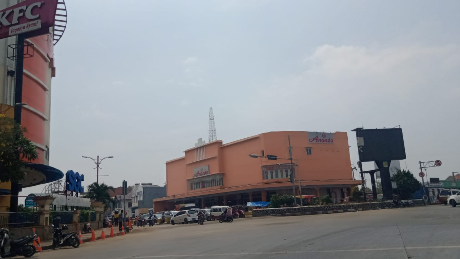 Gedung Strategis di pusat perbelanjaan Cikarang