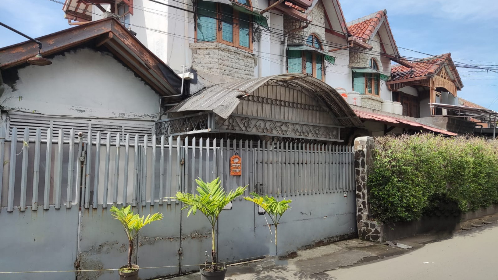 HOT DEAL! Rumah Cantik Siap Huni dengan Lingkungan Nyaman dan Aman! Rumah 2 Lantai di Jalan Madhapi Sayap Cikaso, Bandung!