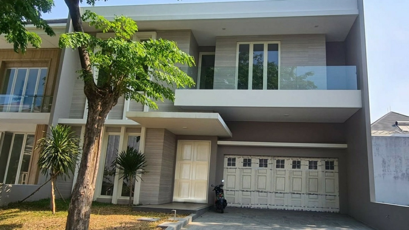 Dijual Rumah Pakuwon Indah - Lisbon - Surabaya Barat - Baru 2 Lantai - Modern Mewah - Garasi Carport 4 Mobil