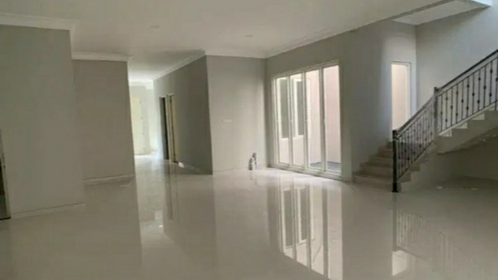 Dijual Rumah Pakuwon Indah - Lisbon - Surabaya Barat - Baru 2 Lantai - Modern Mewah - Garasi Carport 4 Mobil