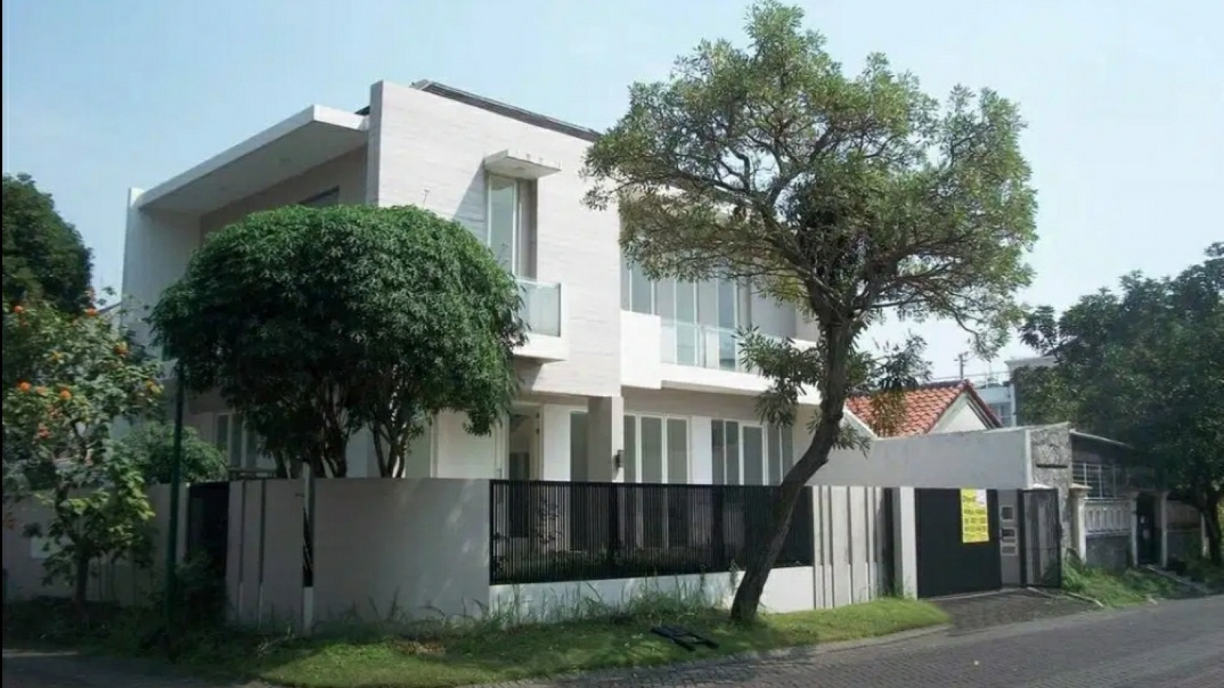 Dijual Rumah Taman Puspa Raya Citraland - Baru 2 Lantai Hook - Carport 2 Mobil + PAGAR