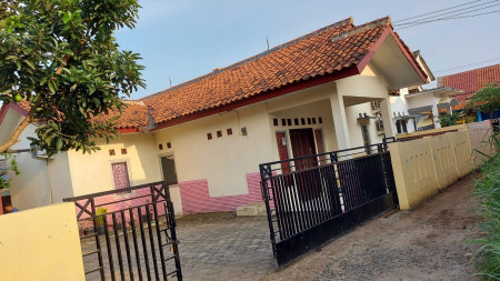 Rumah dengan Halaman Luas dan Siap Huni @Rivarian Dalam, Sawangan, Depok