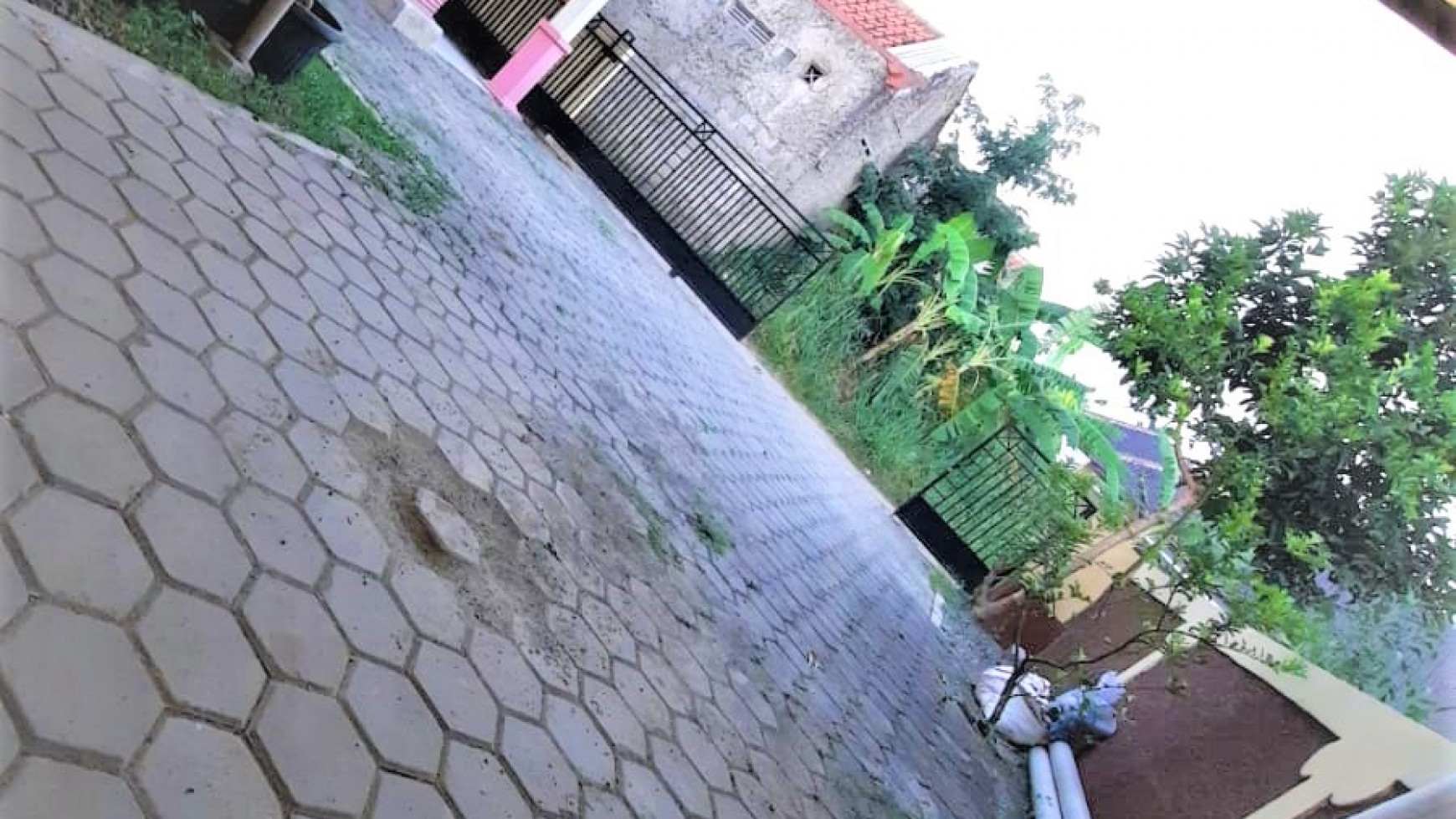 Rumah dengan Halaman Luas dan Siap Huni @Rivarian Dalam, Sawangan, Depok