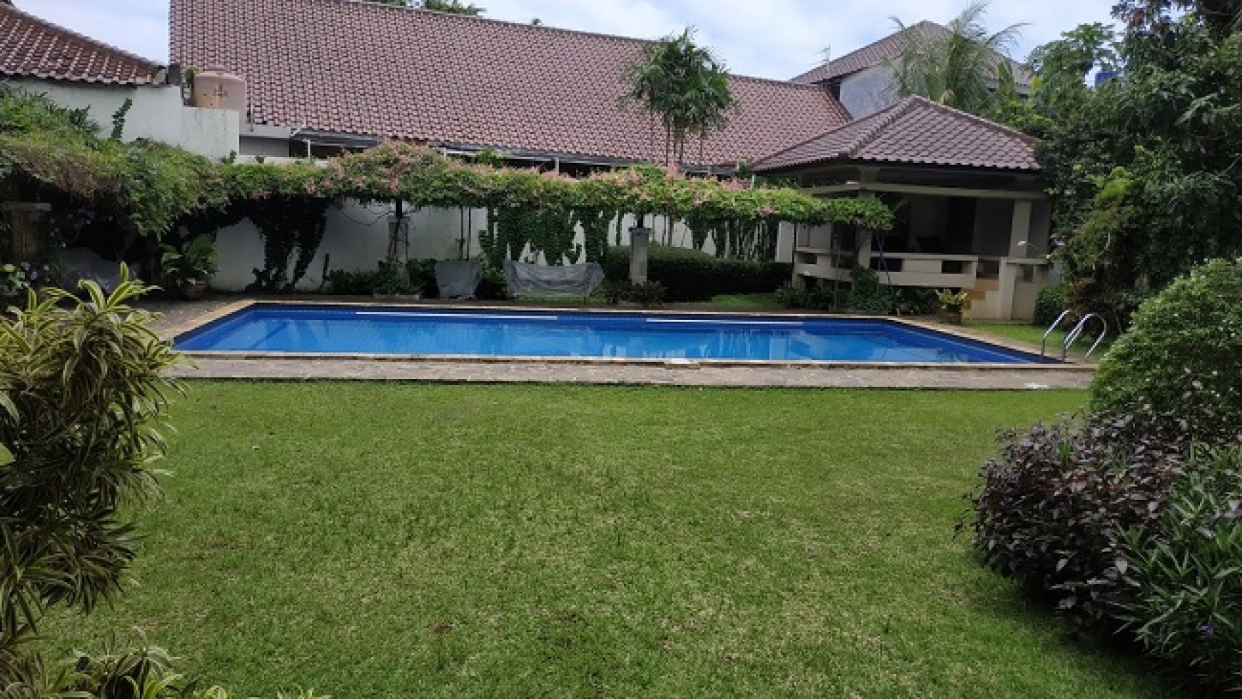 Rumah Konsep Keluarga Besar Nyaman Terawat  Asri Sejuk Taman Luas ada Pool  Cireunde Pinggir Jakarta