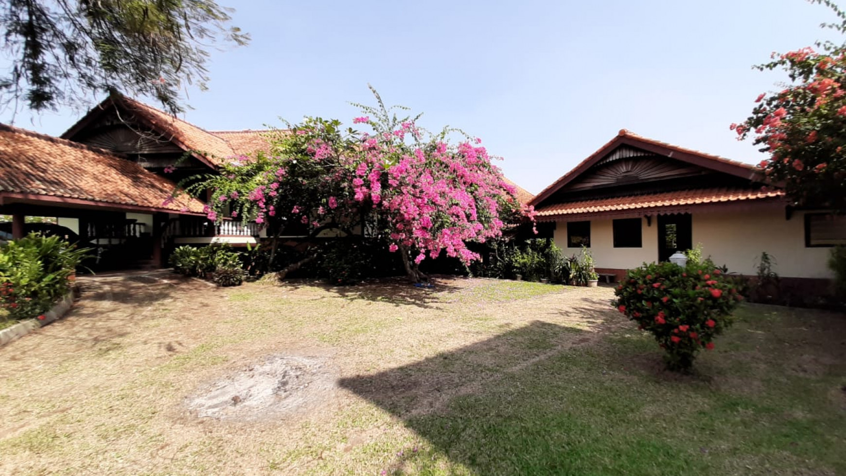 Rumah Cantik dan Unik Serasa di Vila Lingkungan Komplek Cirendeu Cinere Sebelah Serenia Hills