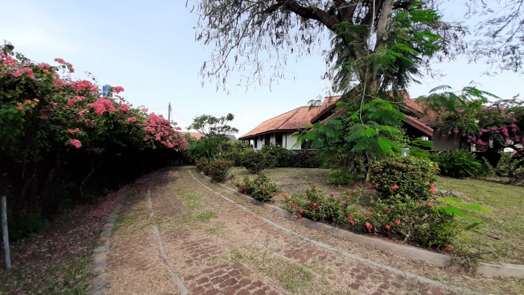 Rumah Cantik dan Unik Serasa di Vila Lingkungan Komplek Cirendeu Cinere Sebelah Serenia Hills