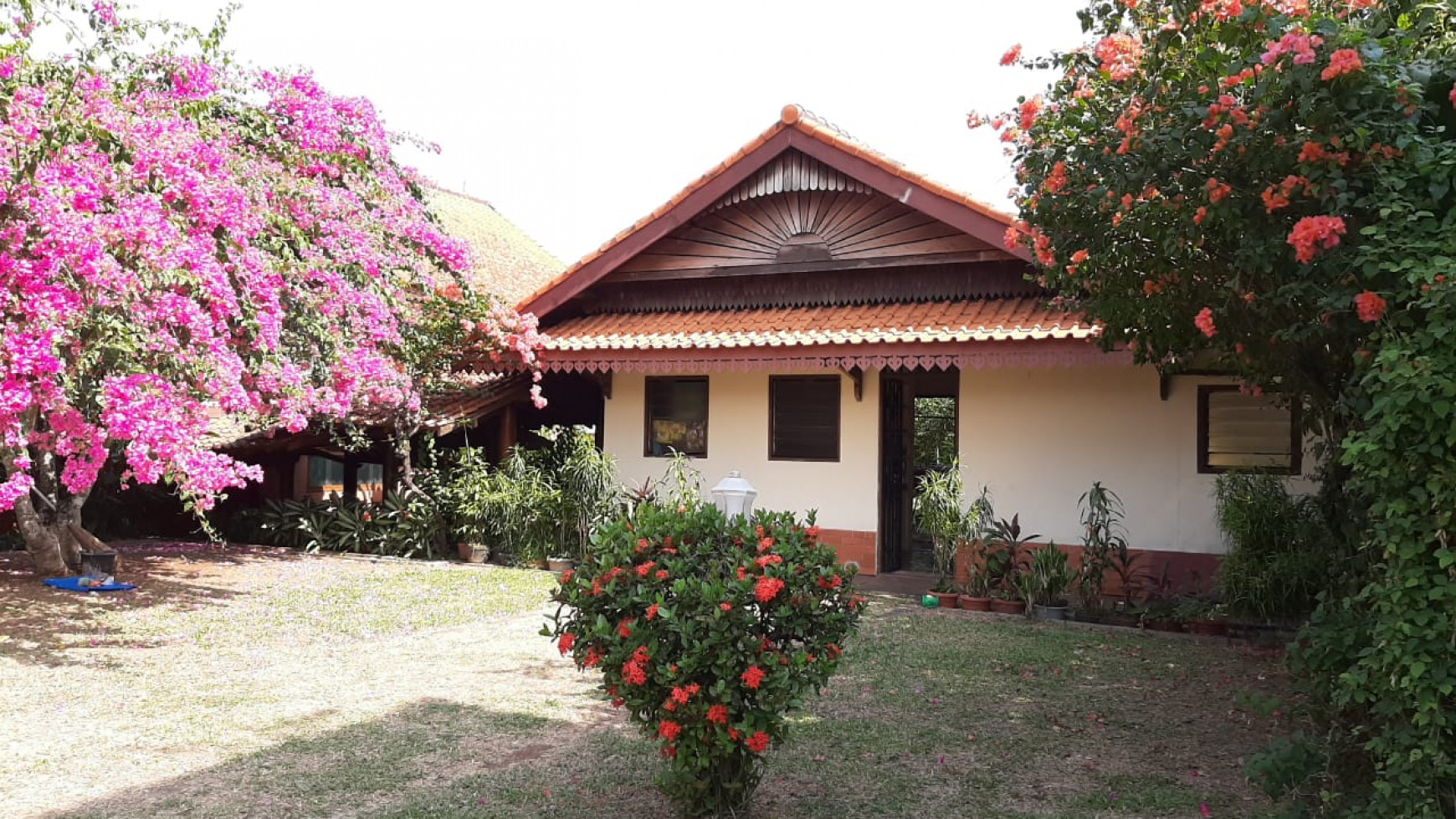 Rumah Cantik dan Unik Serasa di Vila Lingkungan Komplek Cirendeu Cinere Sebelah Serenia Hills