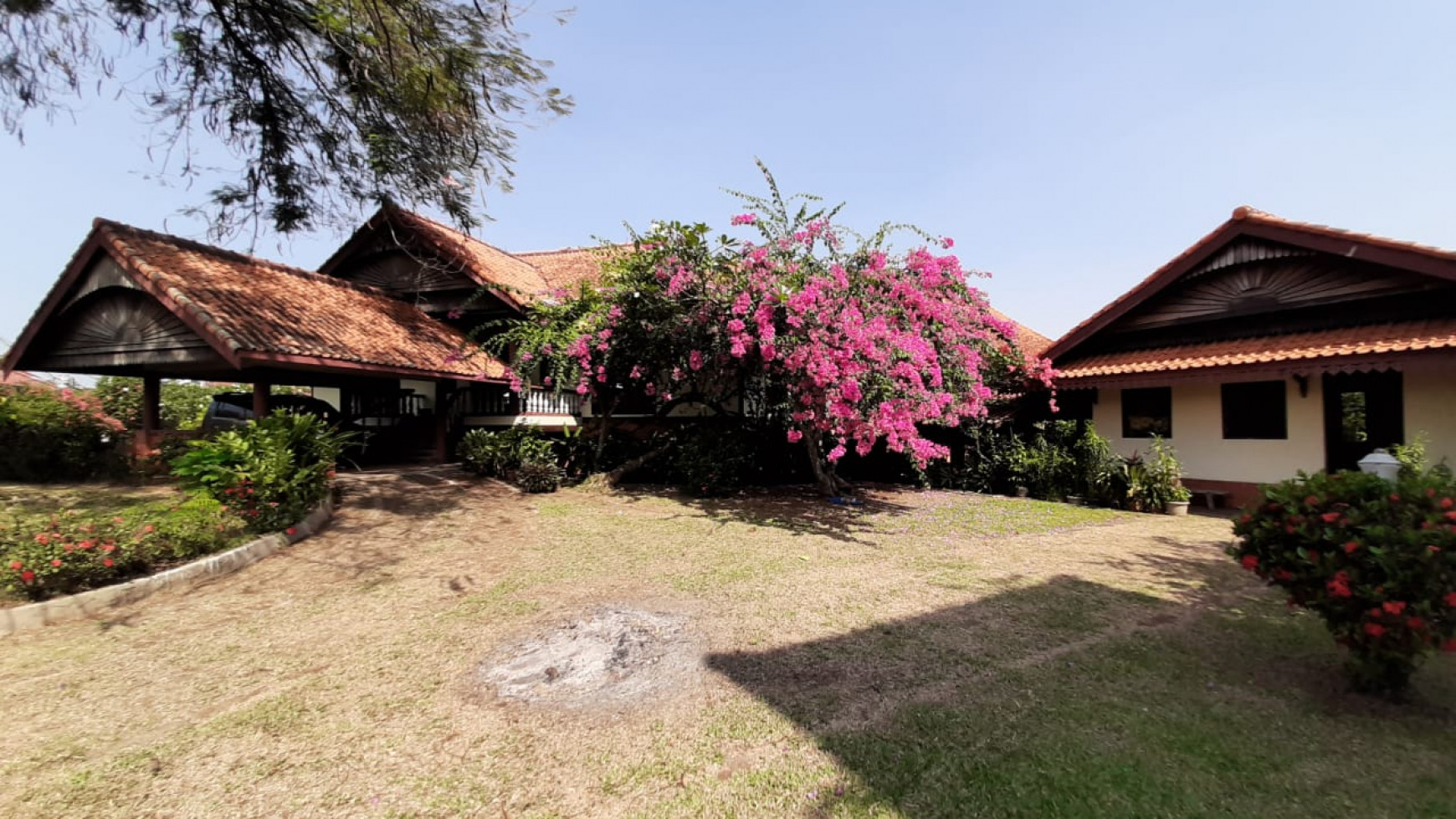 Rumah Cantik dan Unik Serasa di Vila Lingkungan Komplek Cirendeu Cinere Sebelah Serenia Hills