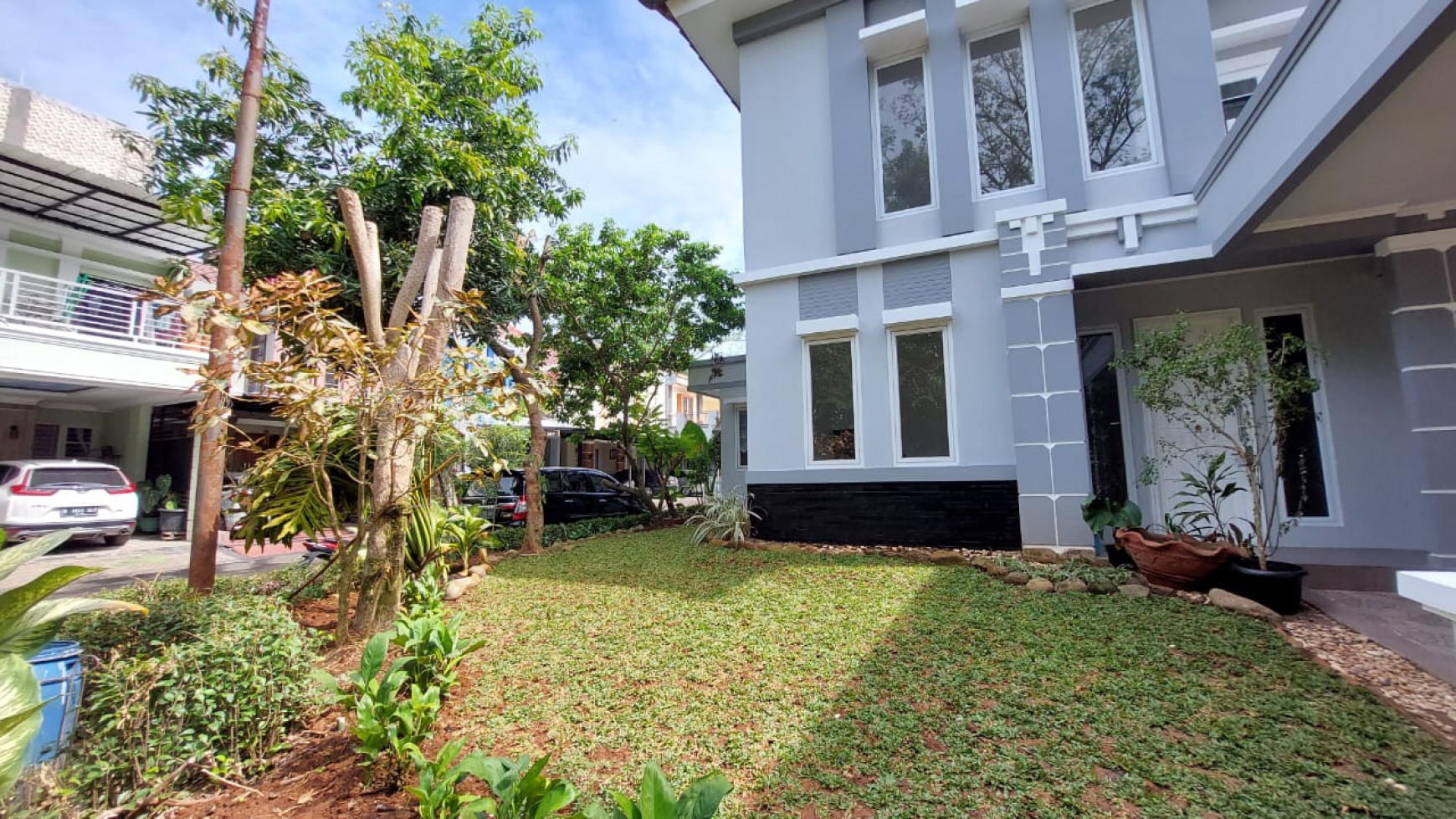 DIJUAL RUMAH DI LEGENDA WISATA CIBUBUR, DI HOOK, BARU RENOVASI, SIAP HUNI, 3 BEDROOMS