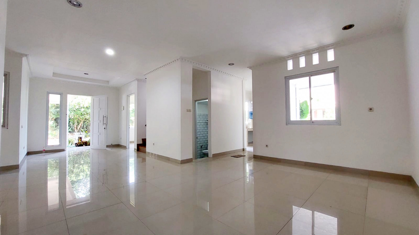 DIJUAL RUMAH DI LEGENDA WISATA CIBUBUR, DI HOOK, BARU RENOVASI, SIAP HUNI, 3 BEDROOMS