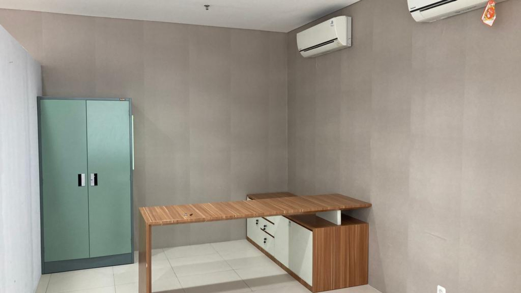 Sewa Ruang Kantor SPAZIO Intiland - SEMI Furnished - Parkiran LUAS dekat Pakuwon Mall