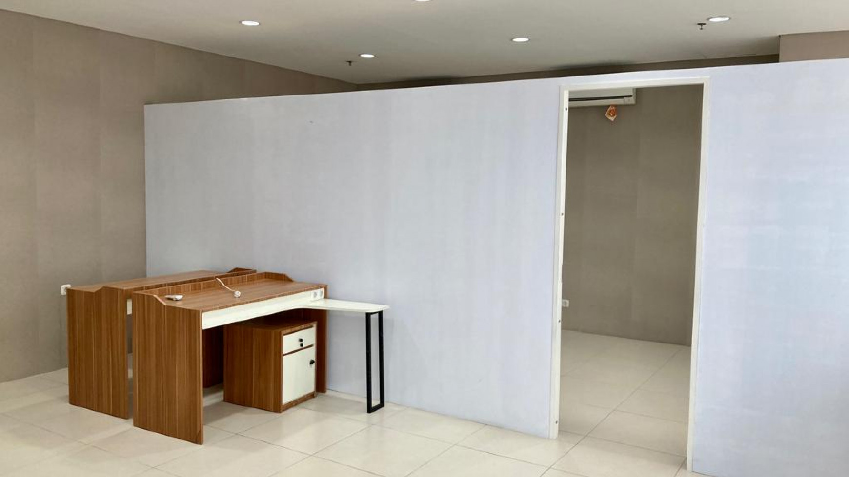 Sewa Ruang Kantor SPAZIO Intiland - SEMI Furnished - Parkiran LUAS dekat Pakuwon Mall