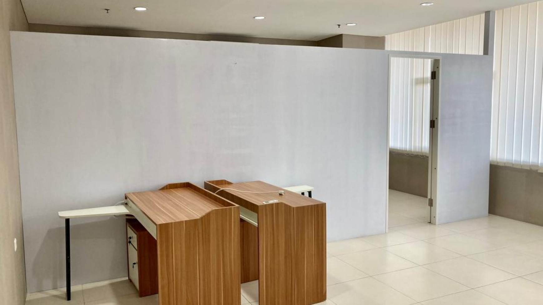 Sewa Ruang Kantor SPAZIO Intiland - SEMI Furnished - Parkiran LUAS dekat Pakuwon Mall