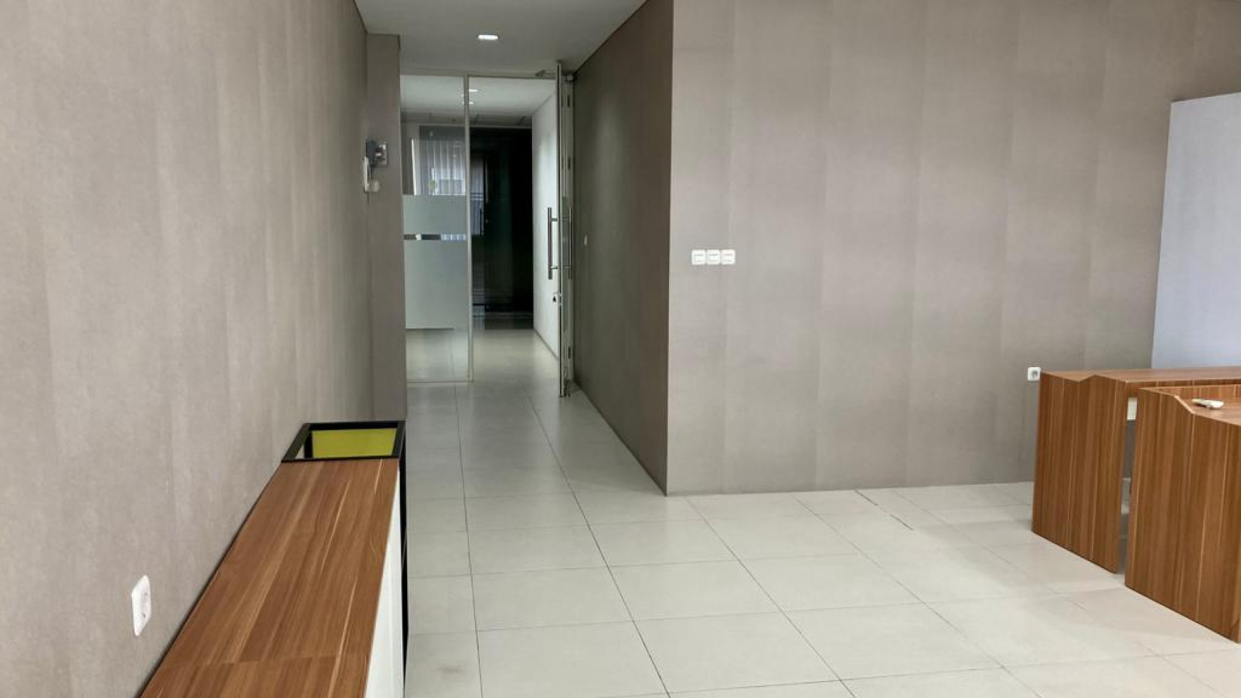 Sewa Ruang Kantor SPAZIO Intiland - SEMI Furnished - Parkiran LUAS dekat Pakuwon Mall