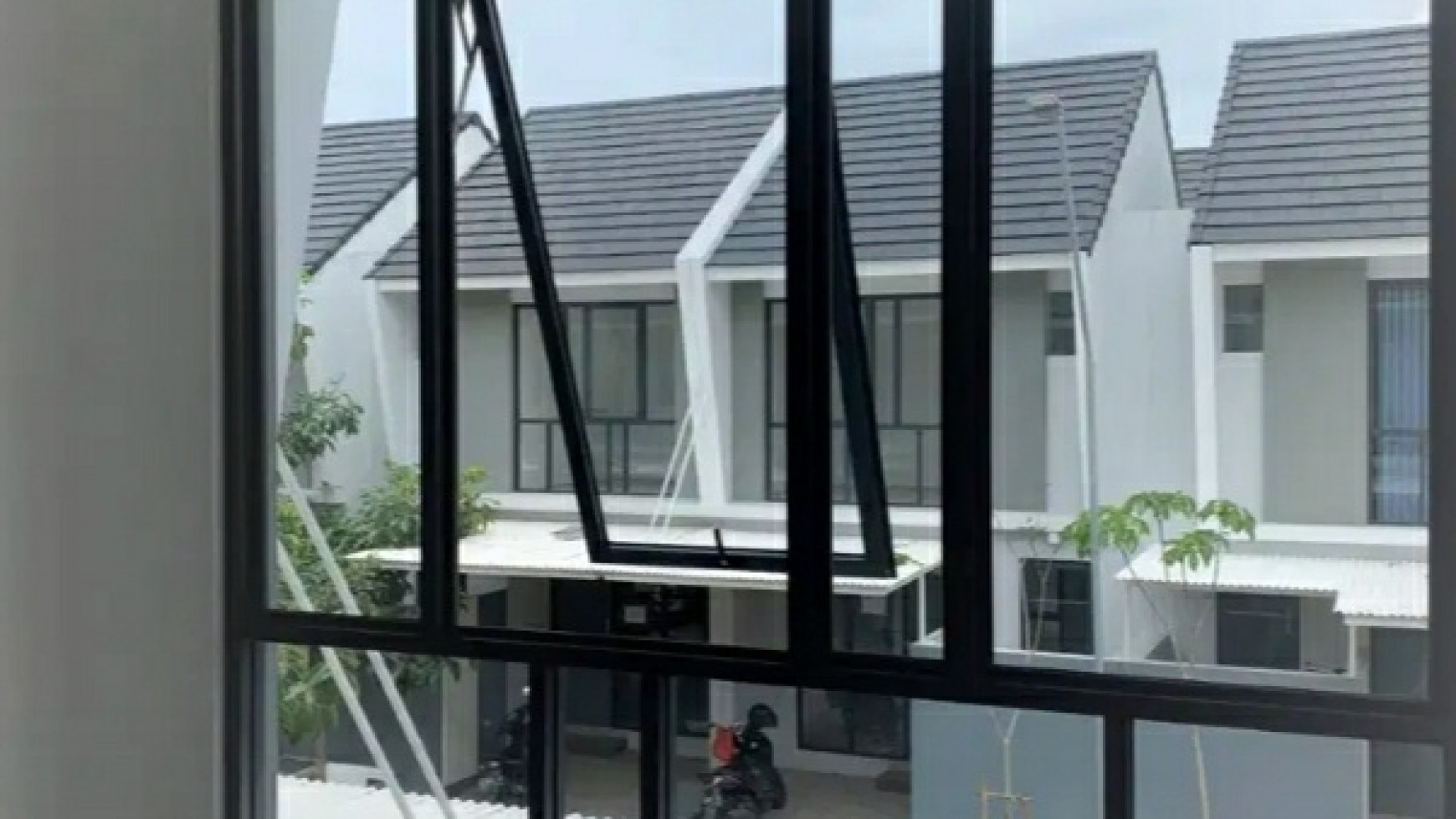 Dijual Rumah Royal Residence Serenade - 2 Lantai Plus Unit AC - Canopy Carport - Pompa Air - Teras Belakang di KERAMIK Cantik