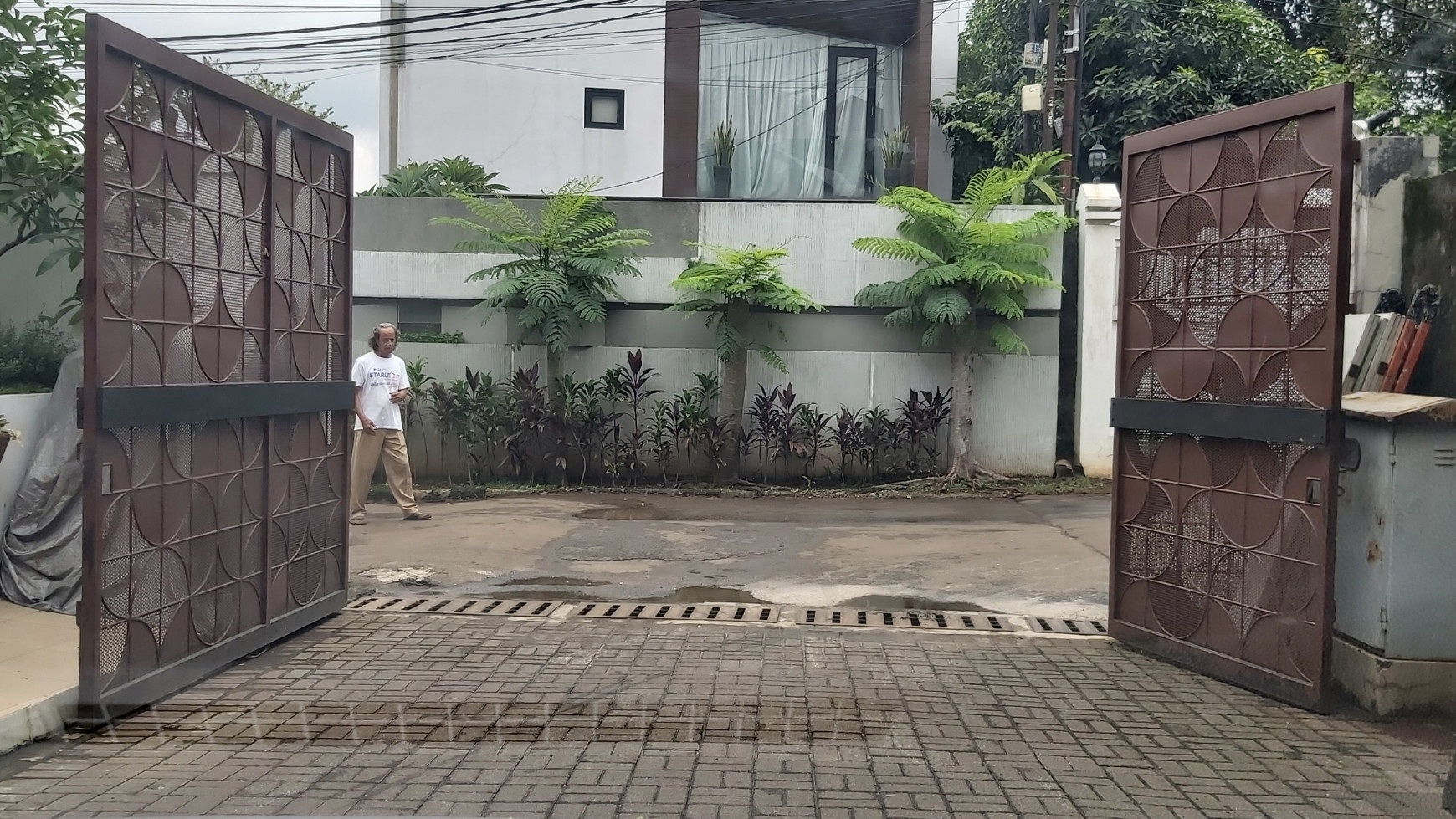 Rumah Siap Huni Dalam Cluster Asri dan Teduh Jakarta Selatan Hanya 2 Menit dari dan Menuju Tol Brigif