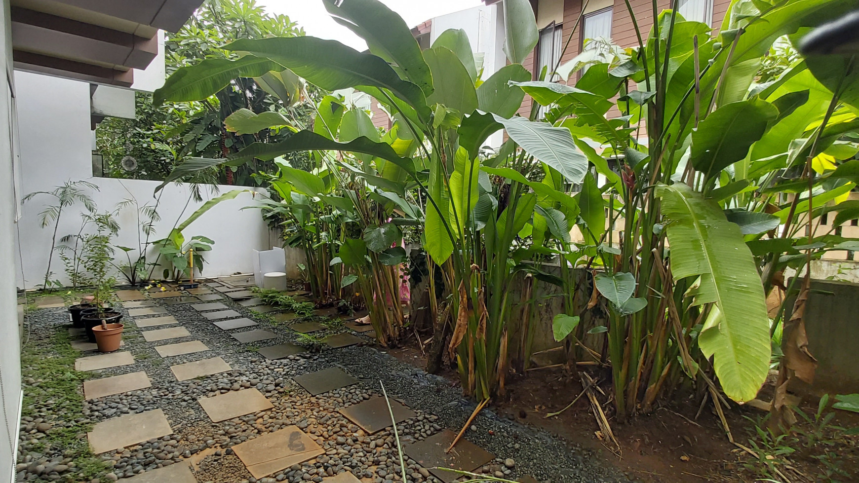 Rumah Siap Huni Dalam Cluster Asri dan Teduh Jakarta Selatan Hanya 2 Menit dari dan Menuju Tol Brigif