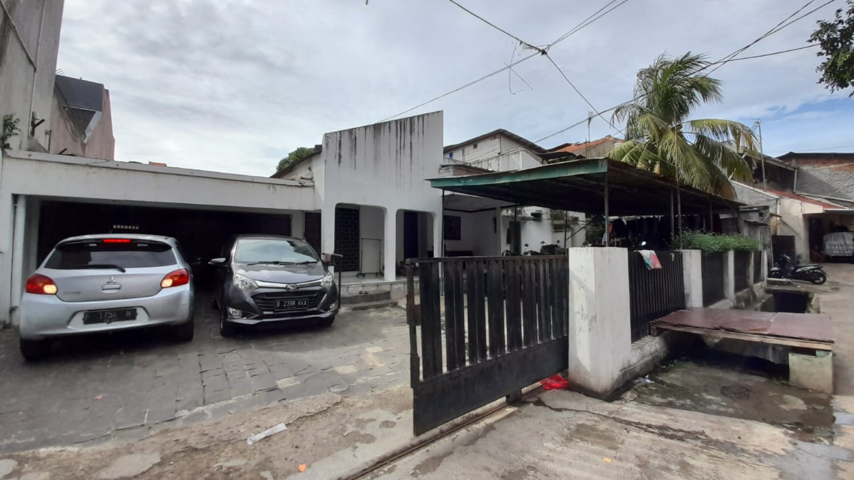 Rumah Hitung Tanah Jalan Dua Mobil Lingkungan Komplek Saraswati Kebayoran Baru