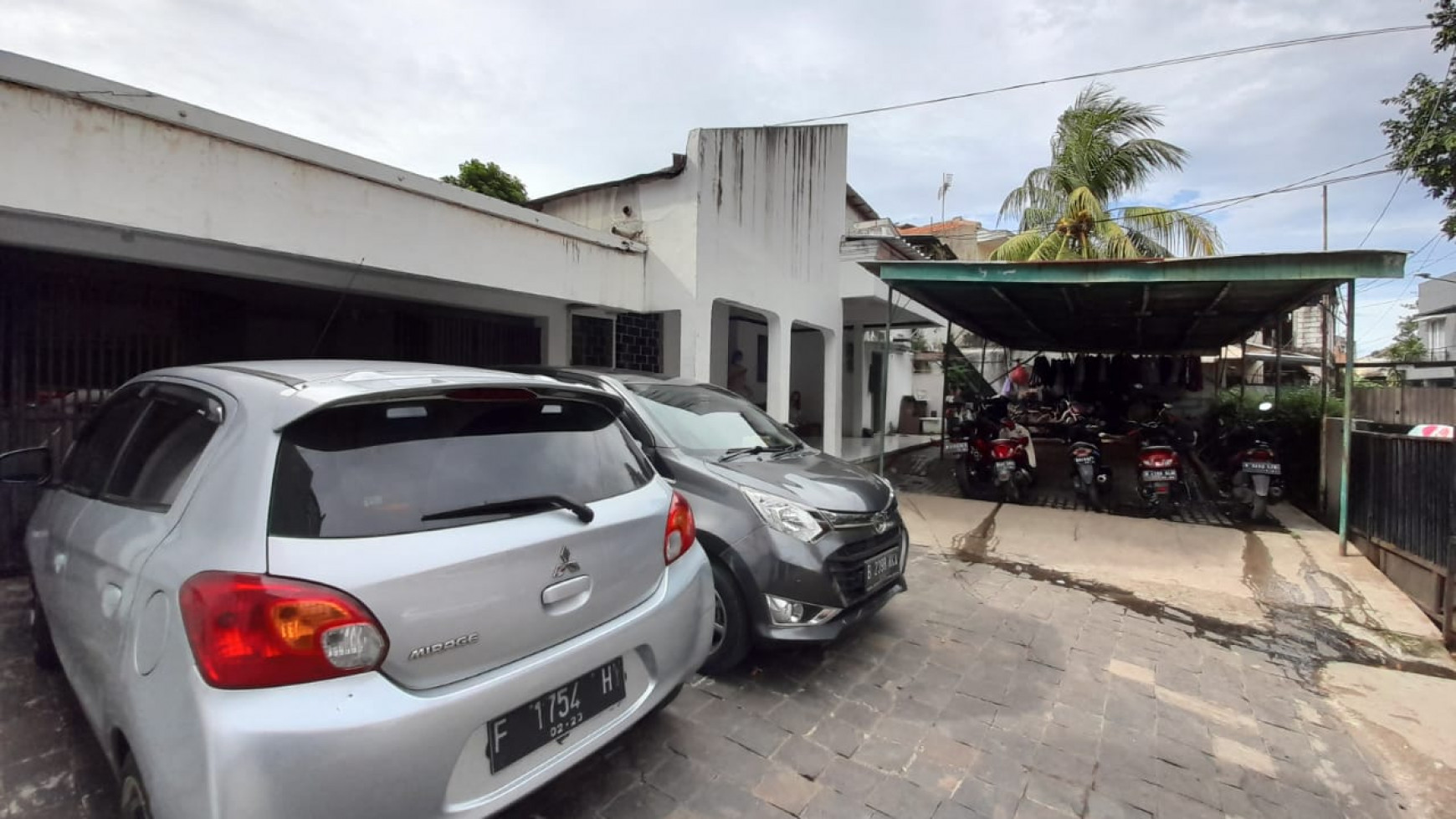 Rumah Hitung Tanah Jalan Dua Mobil Lingkungan Komplek Saraswati Kebayoran Baru