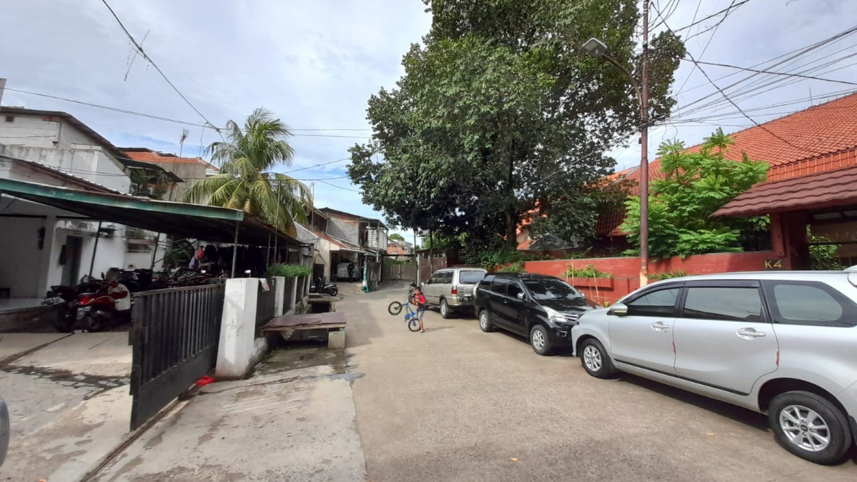 Rumah Hitung Tanah Jalan Dua Mobil Lingkungan Komplek Saraswati Kebayoran Baru