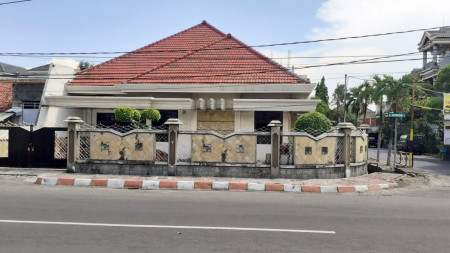 Rumah di Gayungsari, Bagus + Terawat, Row Jalan Lebar, Hoek/Pojokan, Siap Huni. - MG -