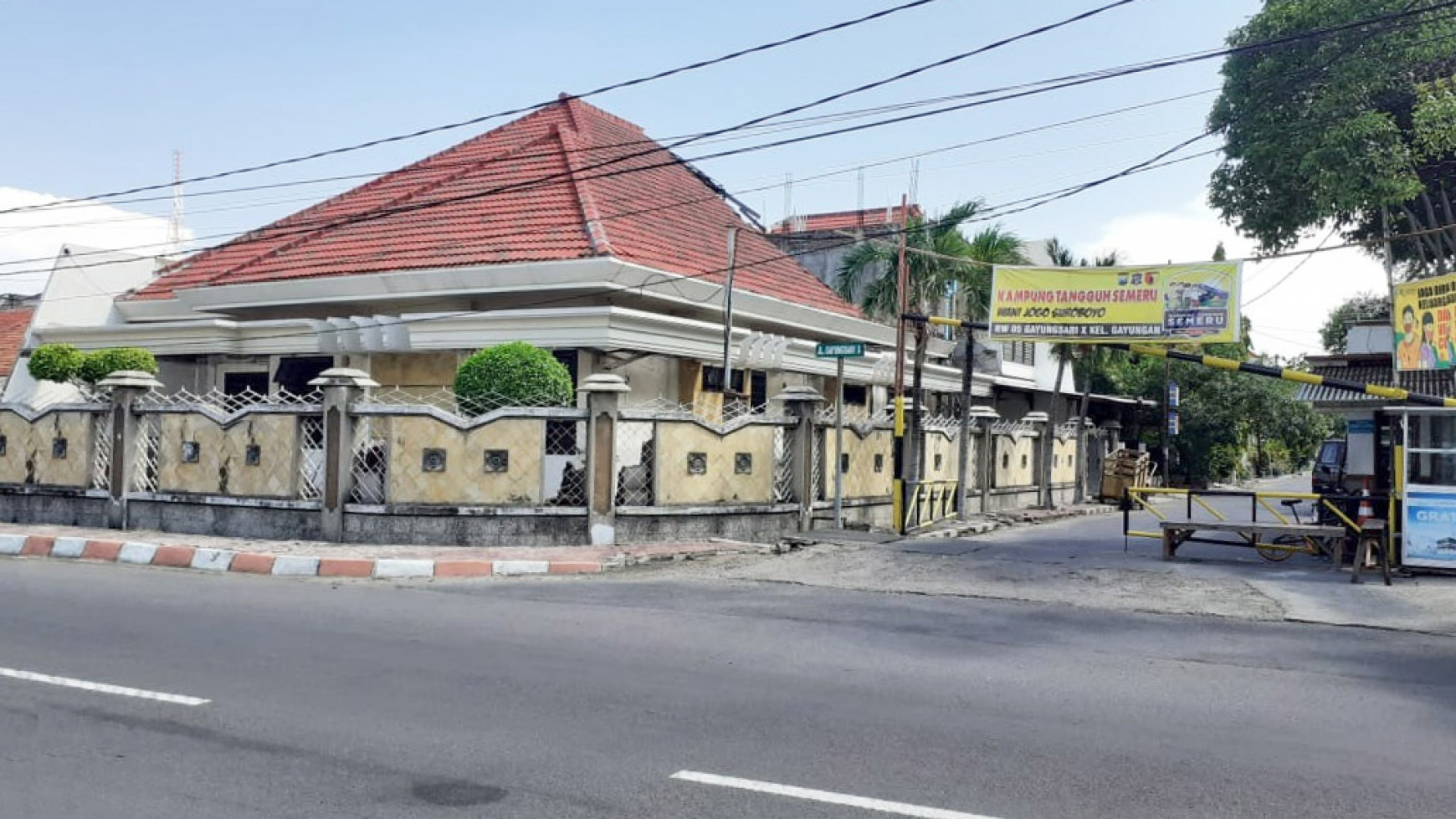 Rumah di Gayungsari, Bagus + Terawat, Row Jalan Lebar, Hoek/Pojokan, Siap Huni. - MG -