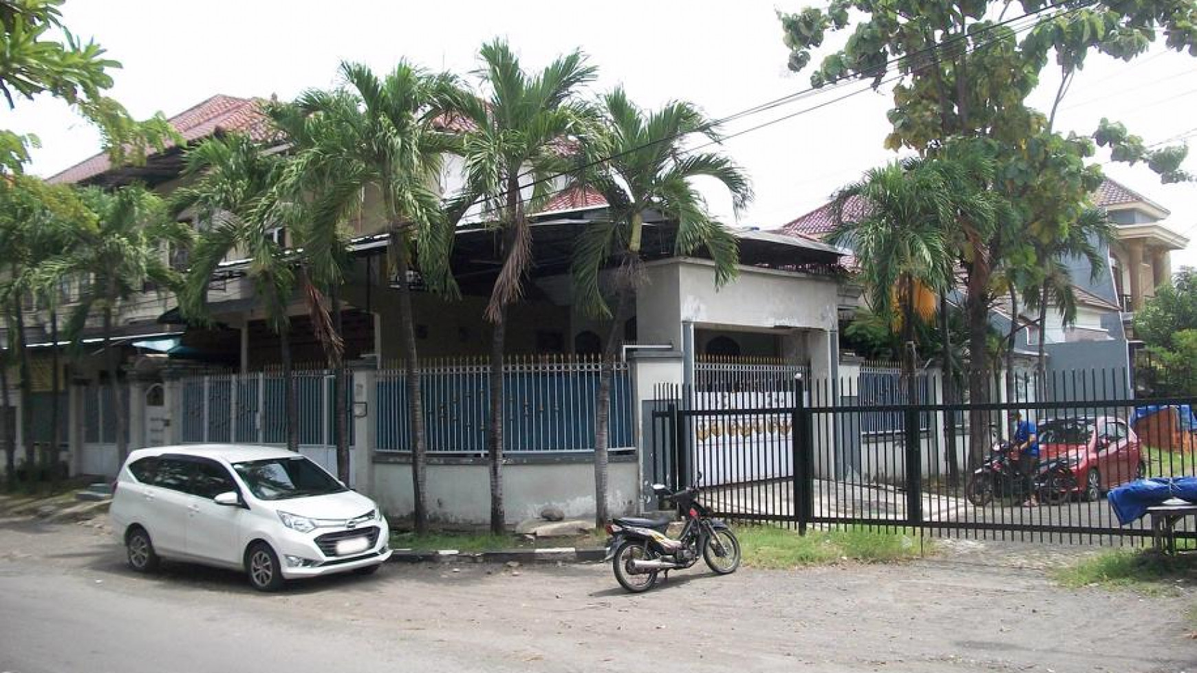 Rumah di Gayungsari Barat, Lokasi Sangat Strategis, Hook/Pojokan, Cocok untuk usaha apapun - MG -