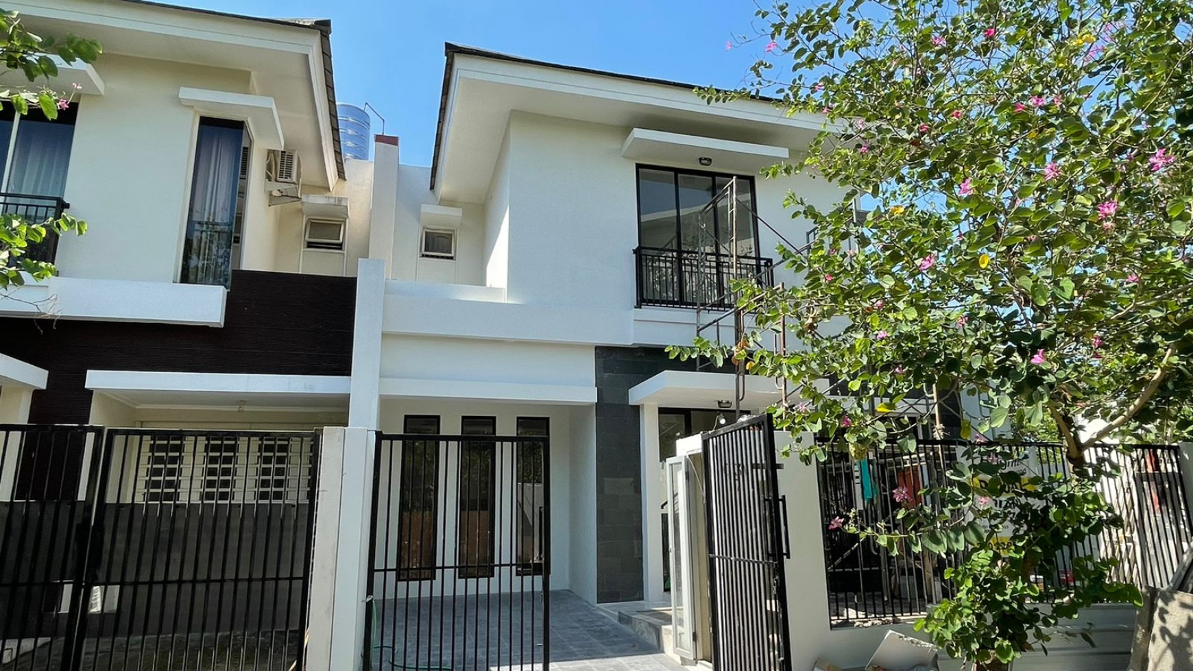 Dijual Cepat Rumah Baru Renovasi Modern Minimalis Alam Galaxy Surabaya Barat