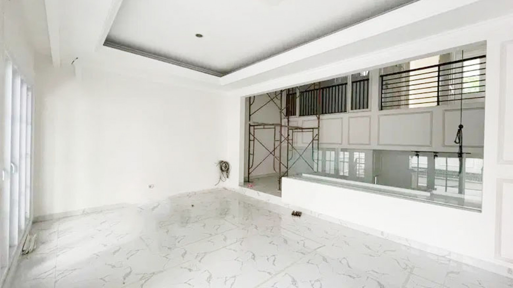 Dijual Rumah di Bintaro, Bangunan full renov, Tipe American House Lokasi di Kebayoran Village, Bintaro