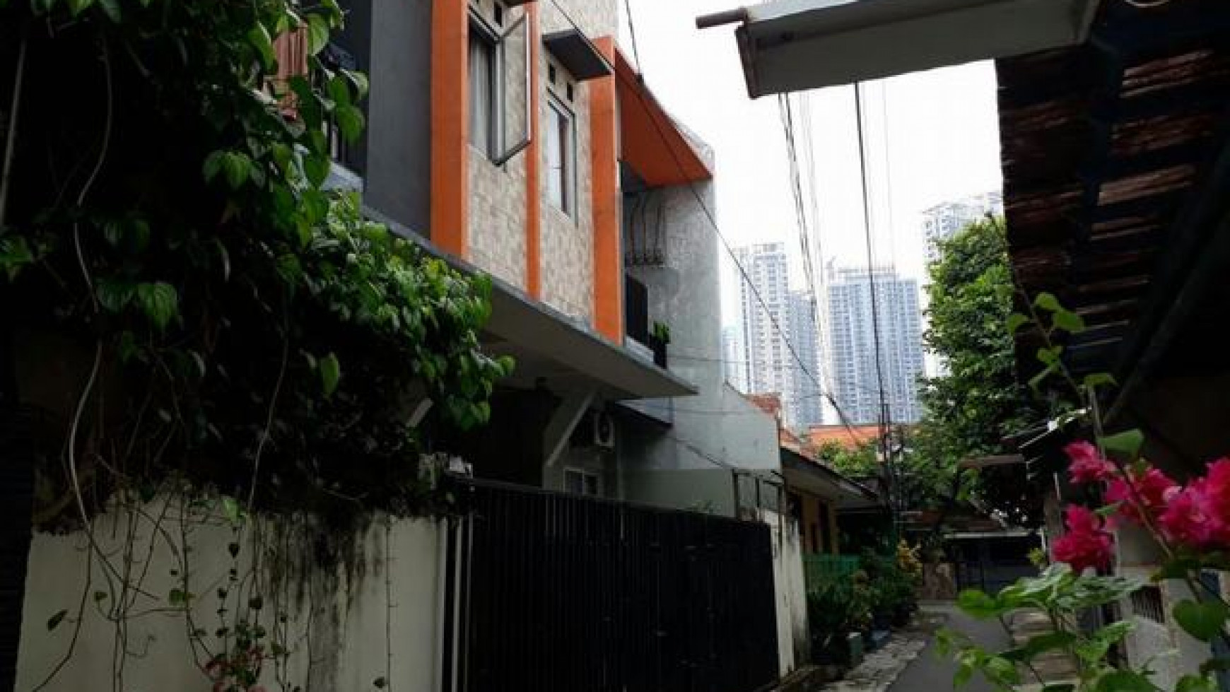 dijual rumah kost sangat strategis, pasti untung di tanjung duren pas belakang mall taman anggrek, shm