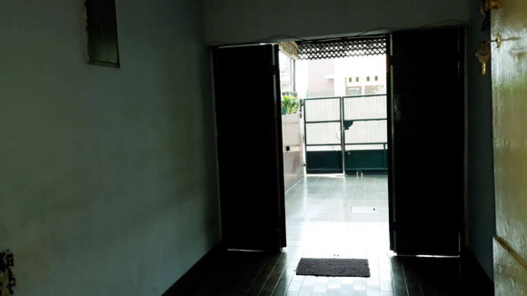 For Sale Rumah Siap Huni - 1 1/2 Lantai di Taman Kedoya Baru - Jakarta Barat