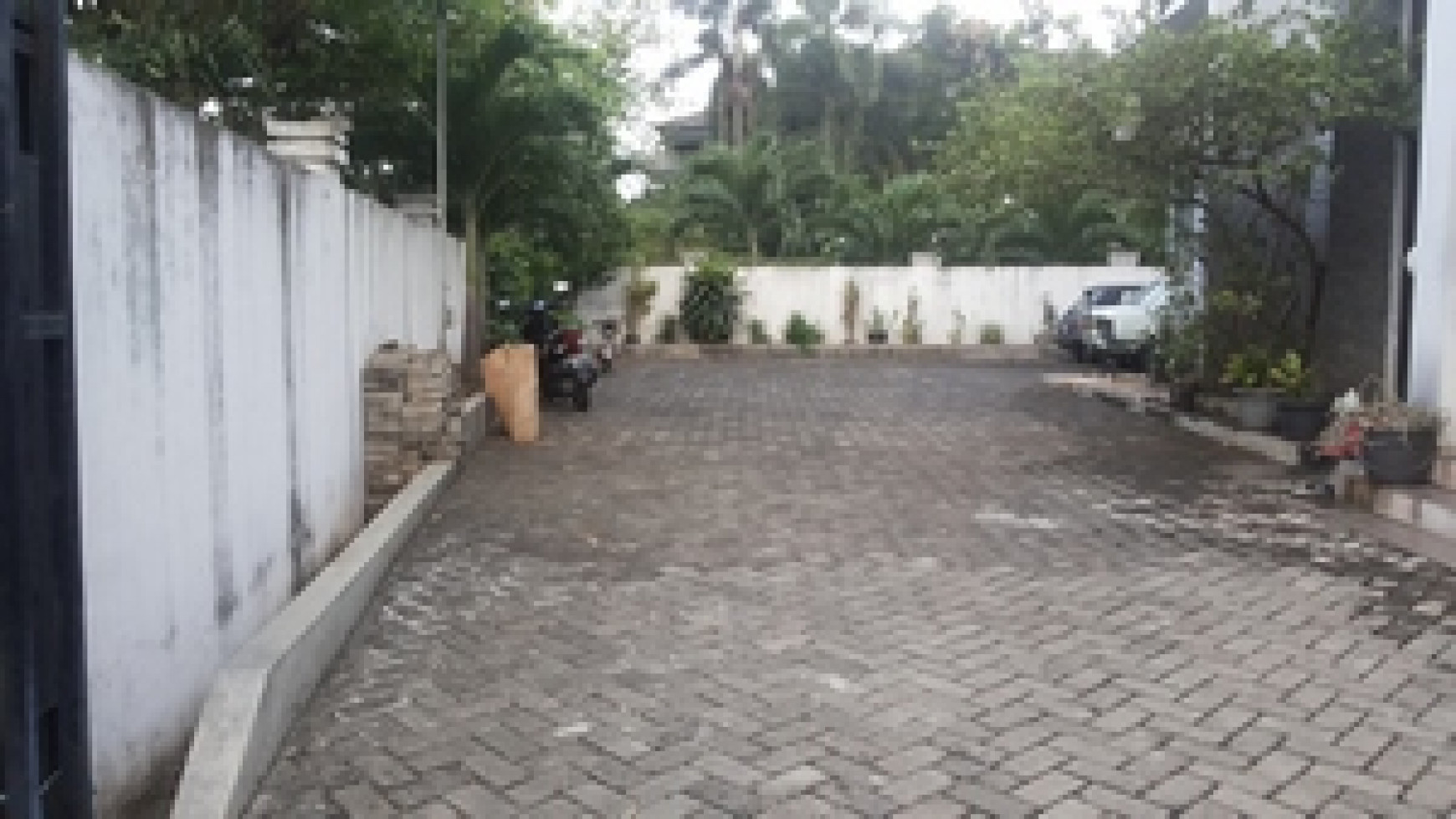 Dijual Rumah Hoek Besar dengan Carport Luas @Taman Kedoya Baru - Jakarta Barat