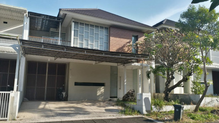 Dijual Rumah Waterfront Citraland Surabaya - SEMI Furnished by CELLINI - Garasi Carport Dekat Universitas Ciputra