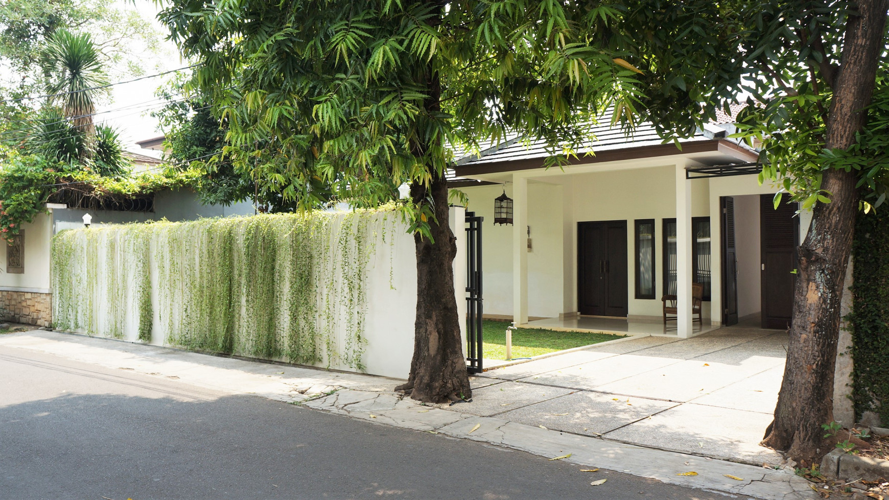 For Sale rumah cantik di lingkungan yang asri dan Teduh area Jakarta Selatan dekat Citos