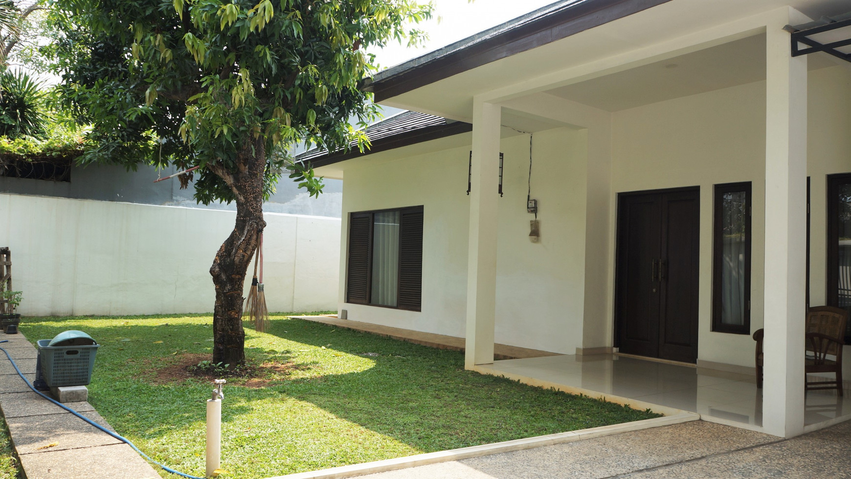 For Sale rumah cantik di lingkungan yang asri dan Teduh area Jakarta Selatan dekat Citos