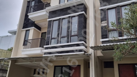 Dijual Rumah 3 Lantai di Setraduta Kota Bandung