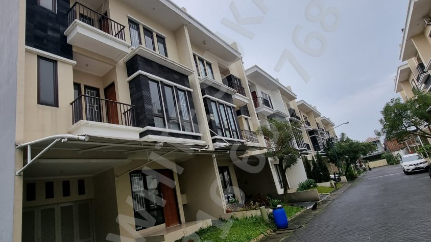 Dijual Rumah 3 Lantai di Setraduta Kota Bandung