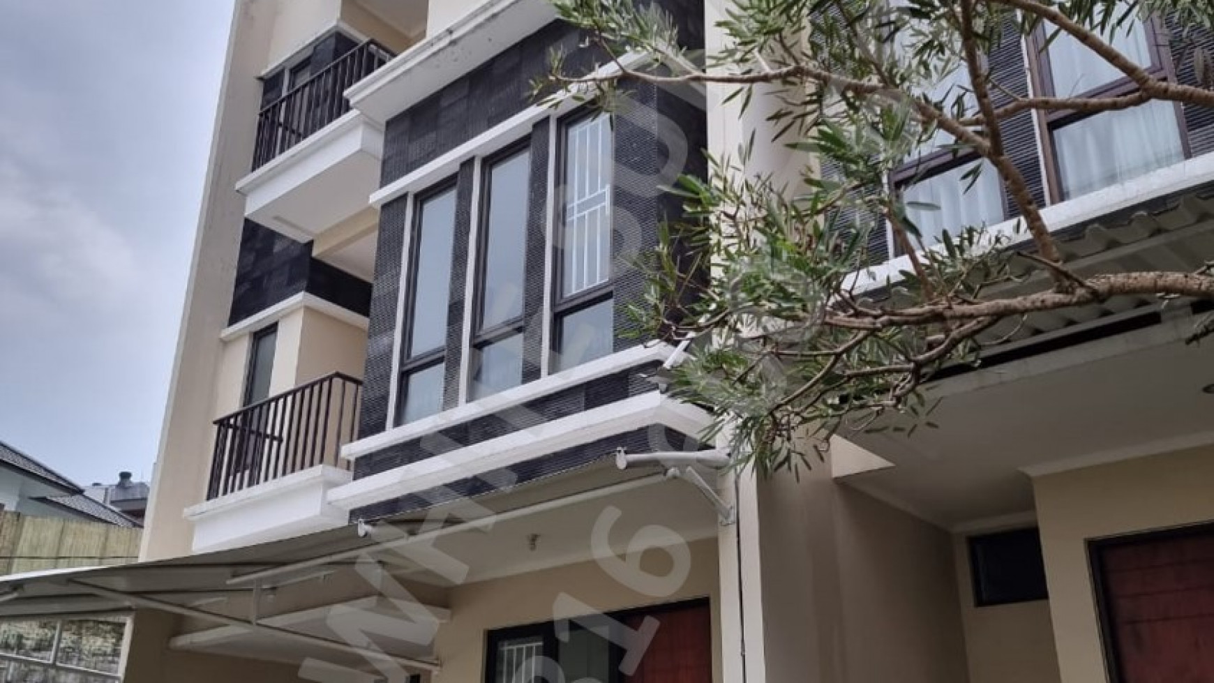 Dijual Rumah 3 Lantai di Setraduta Kota Bandung