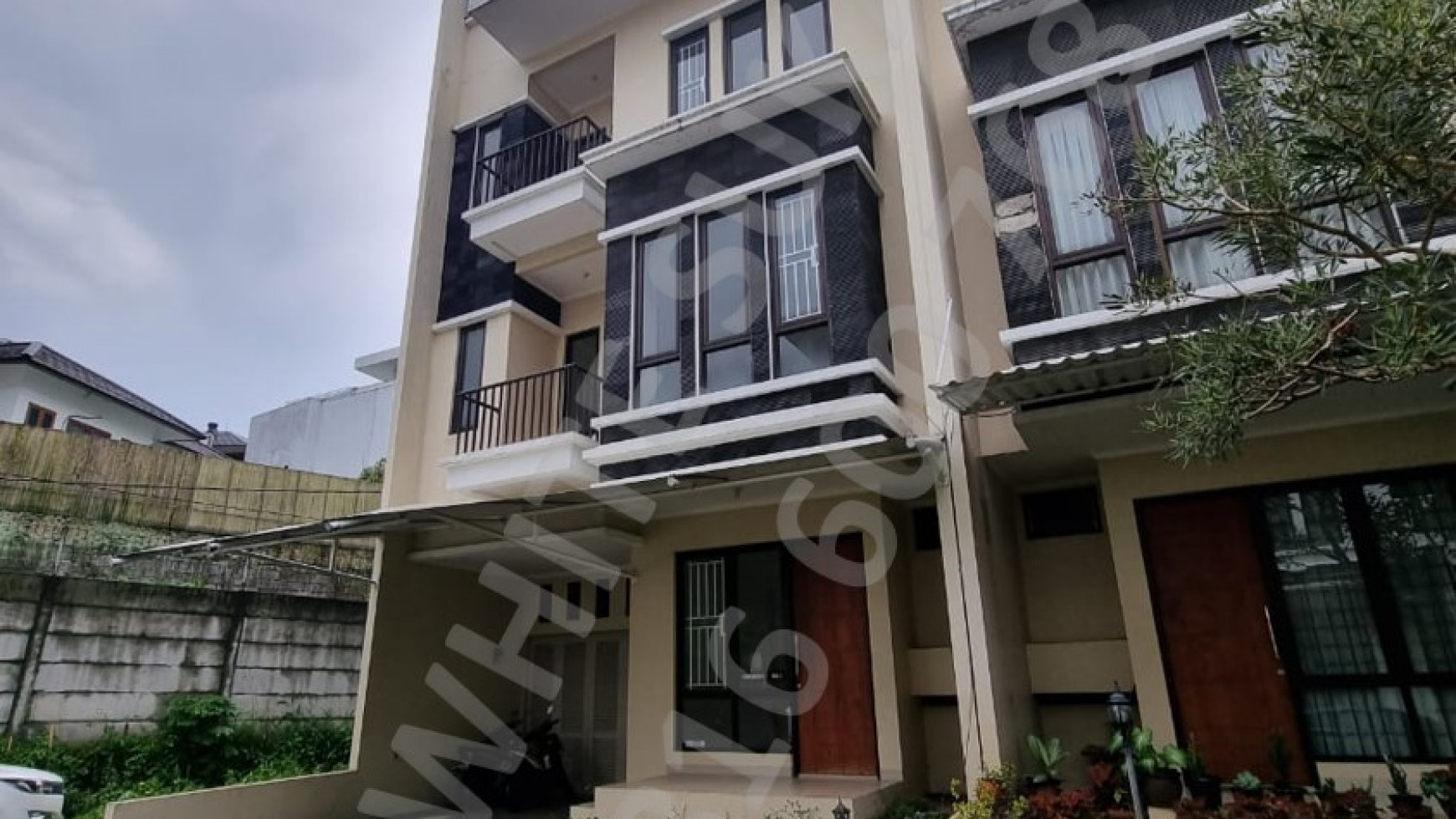 Dijual Rumah 3 Lantai di Setraduta Kota Bandung