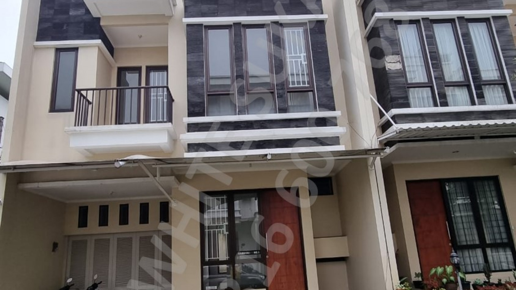 Dijual Rumah 3 Lantai di Setraduta Kota Bandung