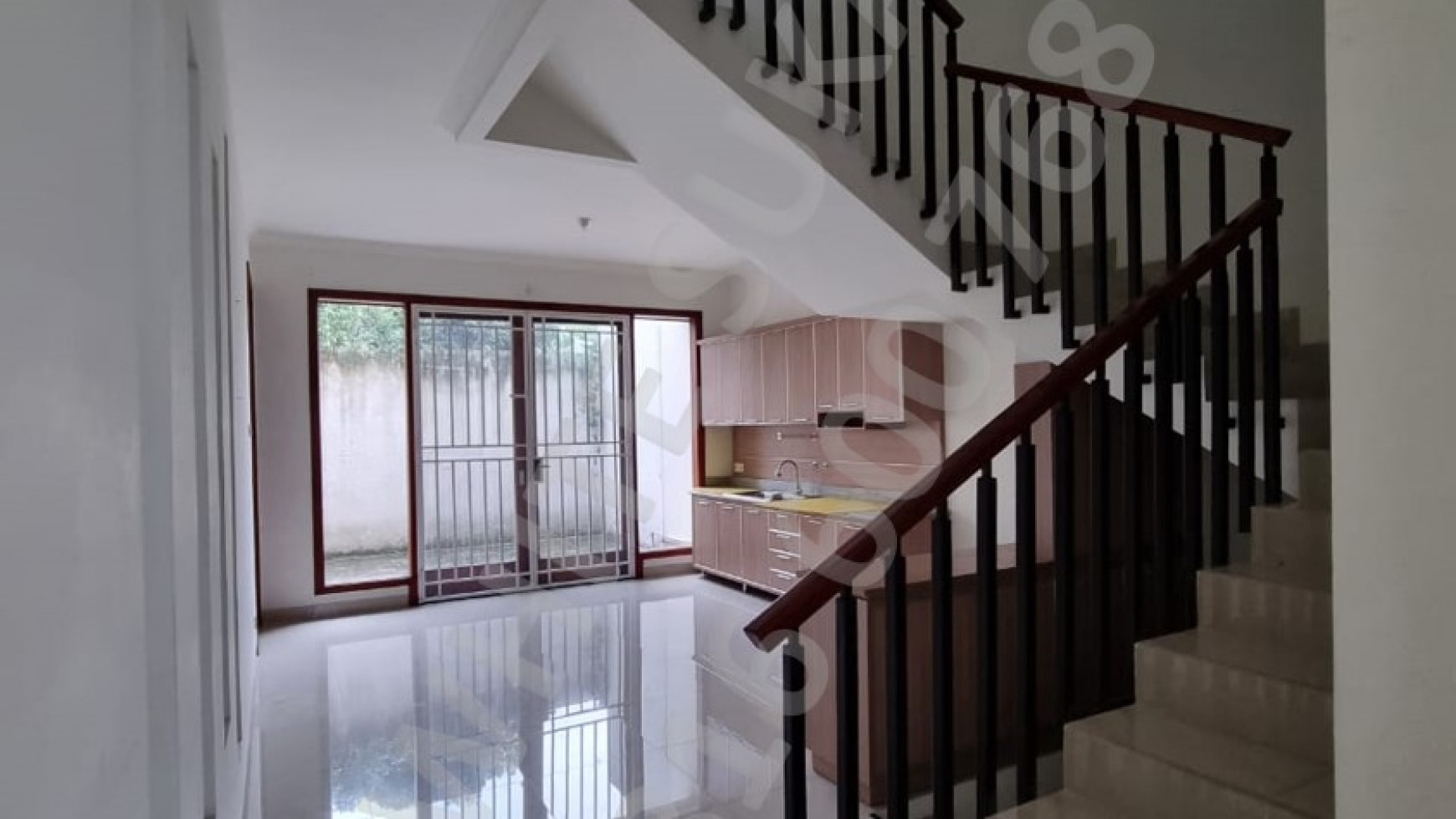 Dijual Rumah 3 Lantai di Setraduta Kota Bandung