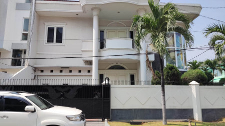 Rumah Hoek Janur Elok, Kelapa Gading Luas 374m2