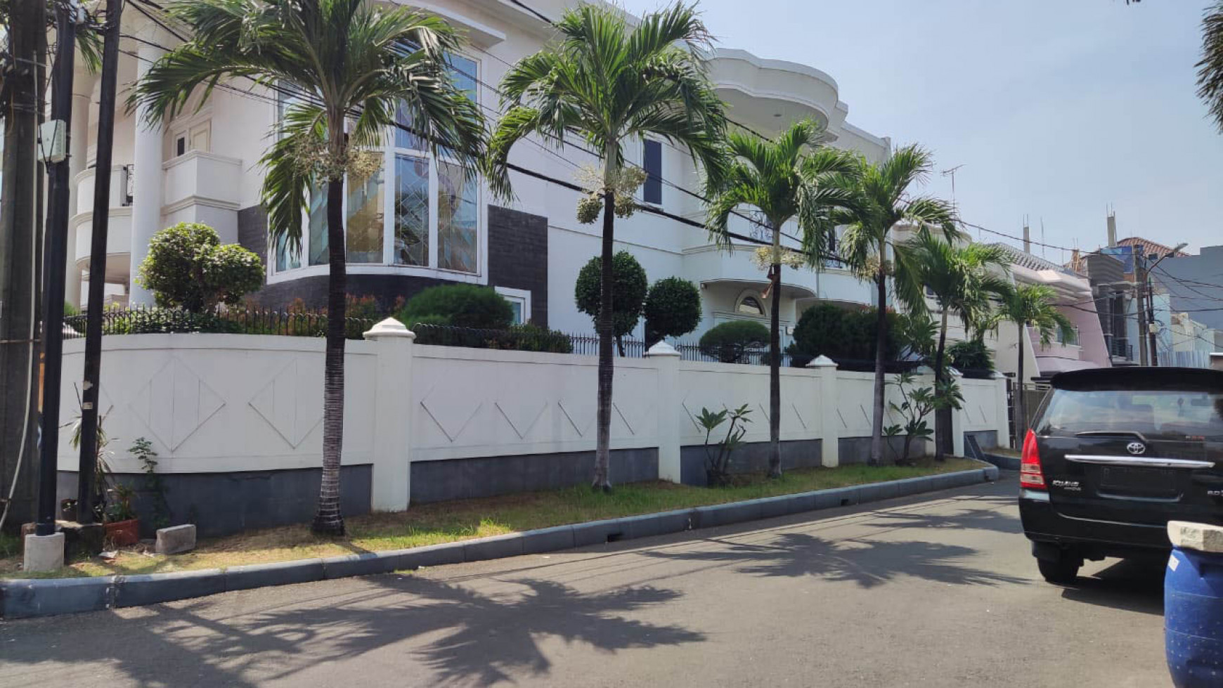 Rumah Hoek Janur Elok, Kelapa Gading Luas 374m2