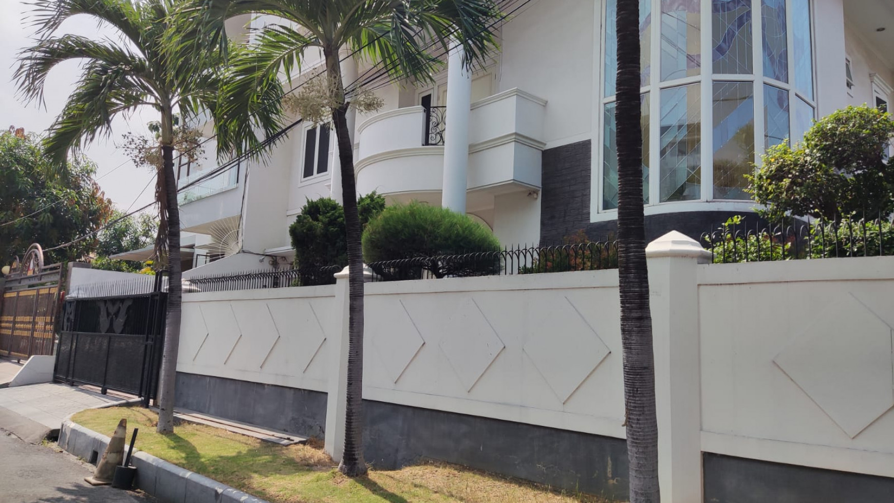 Rumah Hoek Janur Elok, Kelapa Gading Luas 374m2