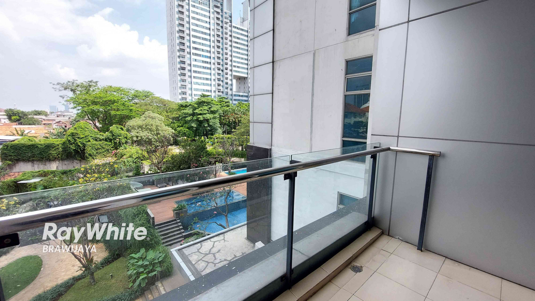 DIJUAL APARTEMEN ESSENCE DHARMAWANGSA, TOWER EAST, UNIT POJOKAN, LANTAI 3, POOL VIEW, SIAP HUNI