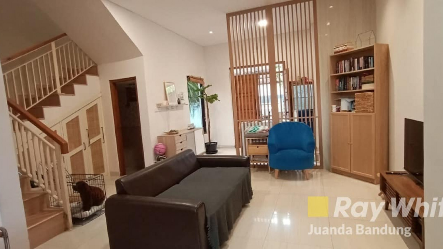 Menarik Rumah 2 lantai Modern Minimalist, di Geger kalong Permai-Bukit Elok bagus!