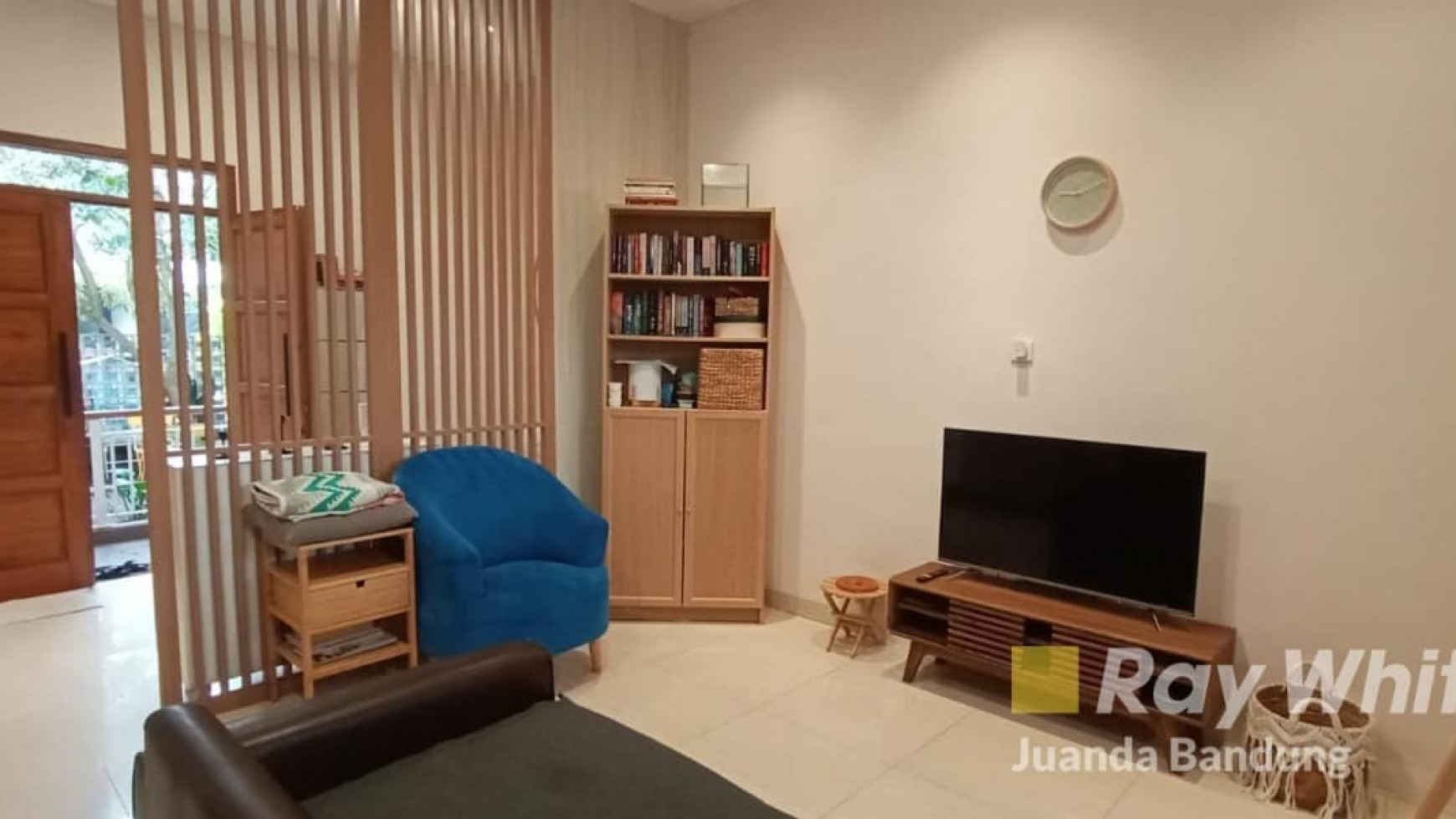 Menarik Rumah 2 lantai Modern Minimalist, di Geger kalong Permai-Bukit Elok bagus!